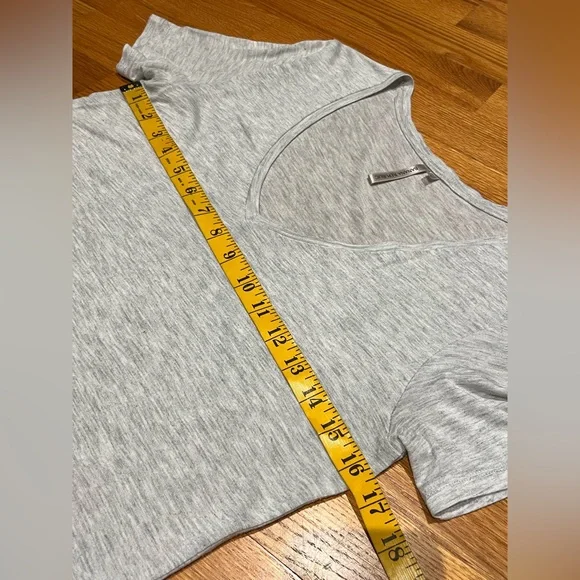 2 Banana Republic Gray V-Neck Women T-shirts - Picture 7 of 10